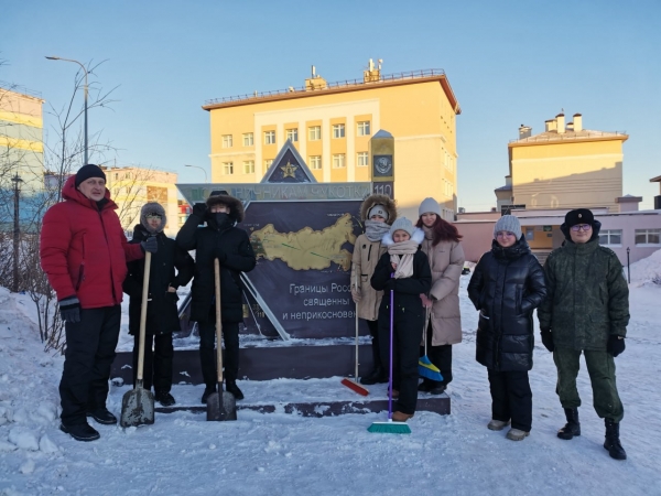 Патриотическая акция по уборке памятного знака пограничника 