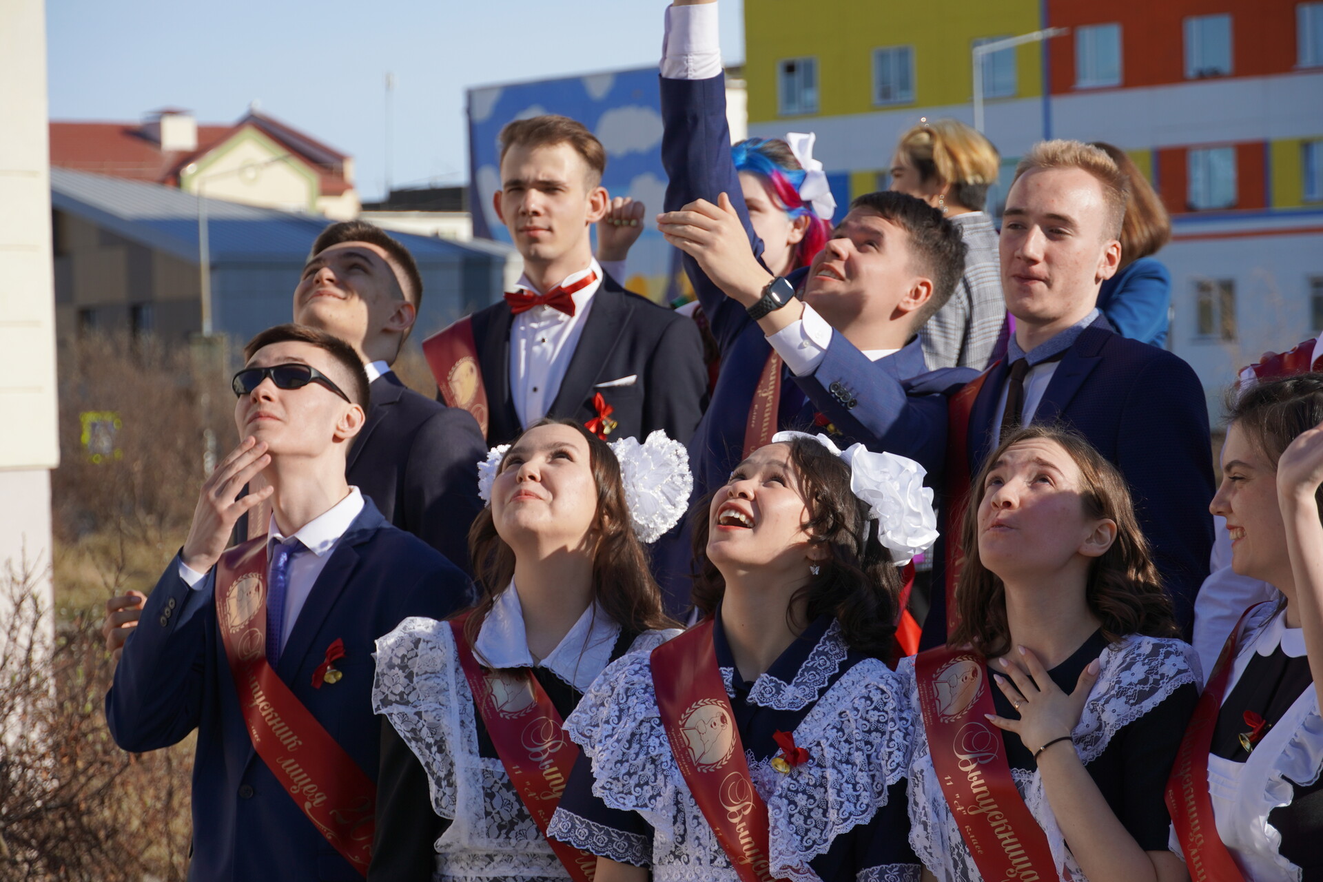 Песни на последний звонок 2024. Выпускной 11 класс. Выпускник 9 класса. Последний звонок арт. Последний звонок 9 класс.